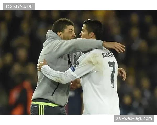 暖心一幕:球迷冲入场内拥抱偶像C罗,随后被安保带离