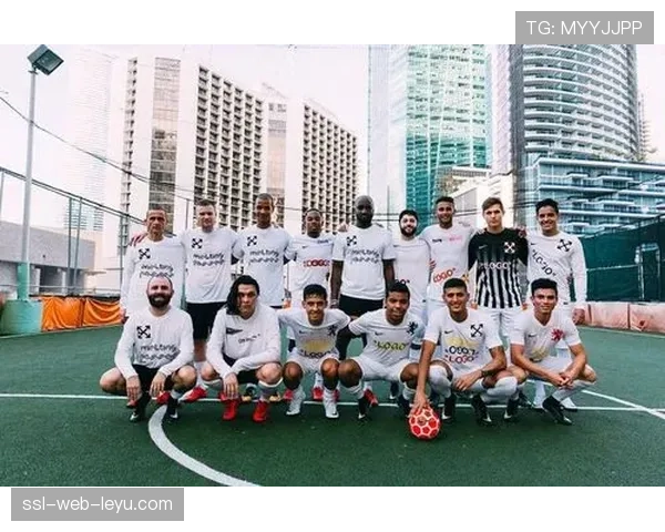 “街头足球挑战赛”在伦敦举行,重点设置传中与抢点趣味环节 “街头足球挑战赛”在伦敦举行,重点设置传中与抢点趣味环节